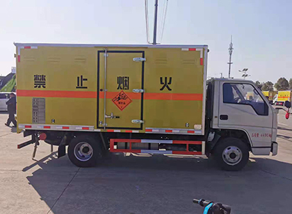 兴宁爆破器材运输车工人安全操作规范与智能技术保障